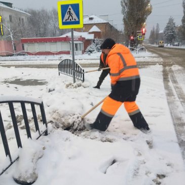 Всю ночь на улицах Арсеньева работала снегоуборочная техника. 1