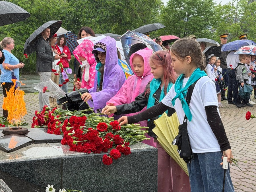 На площади Славы, почтили память героев Отечества На площади Славы, почтили память героев Отечества