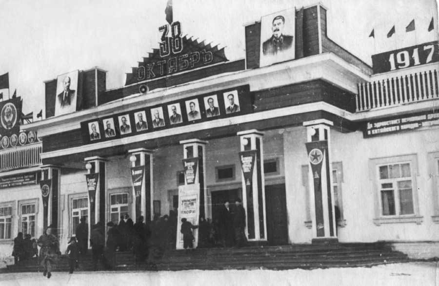 Здание старого дворца культуры завода "Прогресс" в парке восток