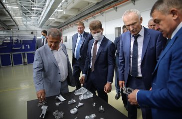 Президент Татарстана Рустам Минниханов с губернатором Приморья посетили арсеньевский «Прогресс»