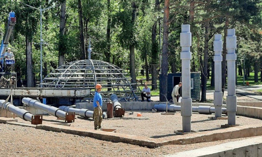 В Арсеньеве начался монтаж колонн будущей ротонды в парке "Восток"