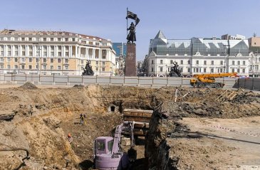 Строители, археологи, реставраторы и представители власти вместе изучают «тоннель» во Владивостоке