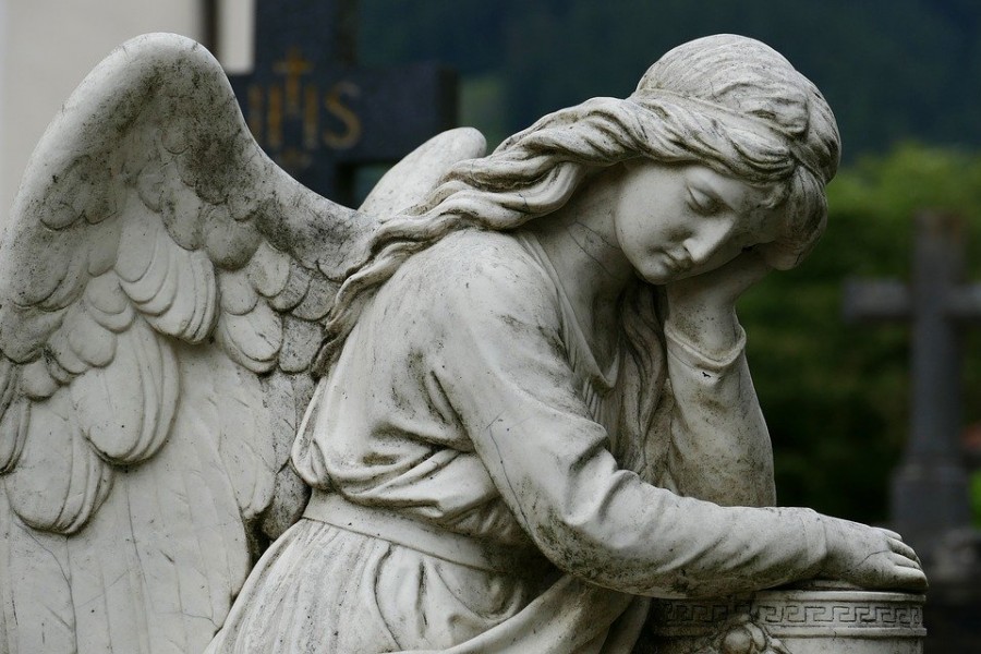 Трое подростков разгромили более 100 надгробий на кладбище в Приморье