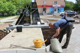 Цветы и декоративный кустарник украсили сквер возле памятника Герою России Олегу Пешкову 1