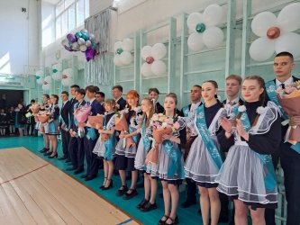В Арсеньеве прозвенели последние звонки, отмечая окончание учебного года 1
