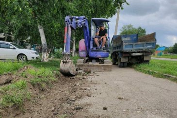 В Арсеньеве начались работы по ремонту тротуара по улице Ломоносова