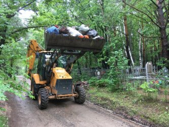 В Арсеньеве начались работы по уборке мусора с территории городского кладбища