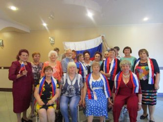 Арсеньевцы - участники флешмоба «Цвета Российского флага»