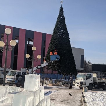 В Арсеньеве продолжается оформление Комсомольской площади к Новому году 1