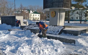 В Арсеньеве территории городских памятников очищены от снега