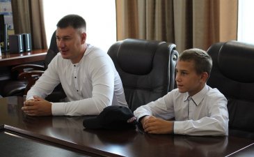 ​Глава Арсеньевского городского округа встретился с самбистом Юрием Осановым и его тренером