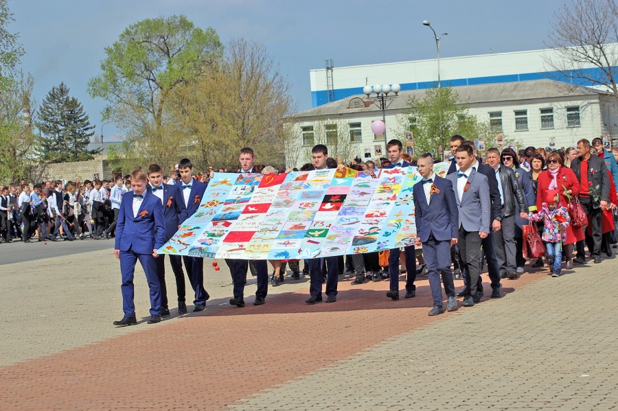 9 мая арсеньевские школьники пронесли Полотно Победы