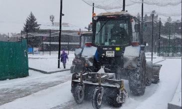 В Арсеньеве идет чистка дорог и тротуаров от снега