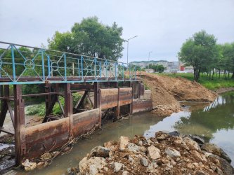 В Арсеньеве приступили к ремонту мостика через речку Дачную 1