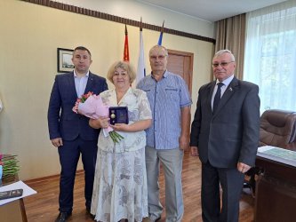 Четырем арсеньевским семьям вручены Почетные знаки Приморского края «Семейная доблесть» 2