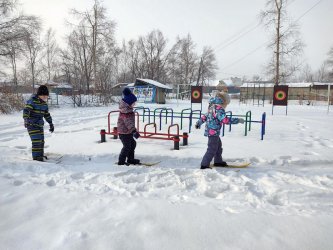 Арсеньевские школьники и воспитанники детских садов встали на лыжи