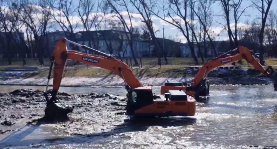 Работы по восстановлению пропускной способности русла реки Дачная продолжаются Работы по восстановлению пропускной способности русла реки Дачная продолжаются