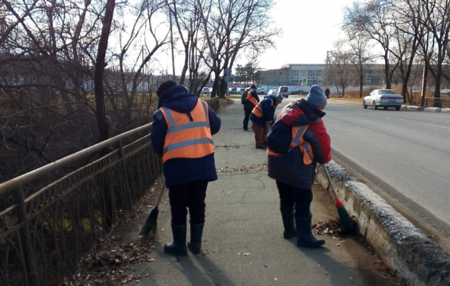 Покрасили леерное ограждение, подмели, убрали мусор...