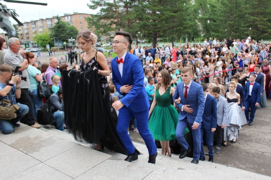 В Арсеньеве прошел единый выпускной вечер – грандиозный праздник для выпускников школ города.