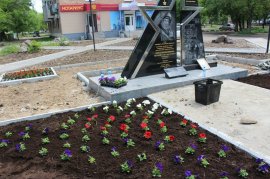 Цветы и декоративный кустарник украсили сквер возле памятника Герою России Олегу Пешкову 0