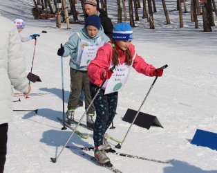 Школьники Арсеньева закрыли лыжный сезон 0