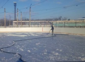 На «Юности» началась подготовка катка