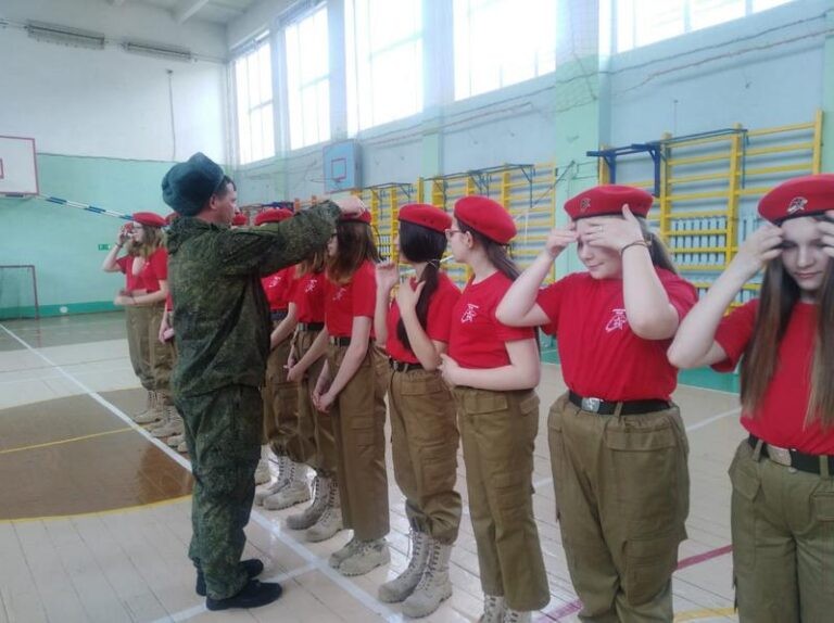 В Арсеньевских отрядах «Юнармии» проходят занятия по строевой подготовке