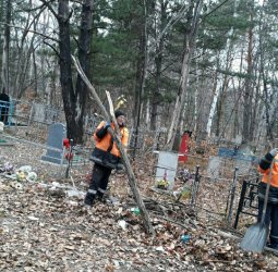 ​В Арсеньеве жители активно приступили к наведению порядка на захоронениях 0