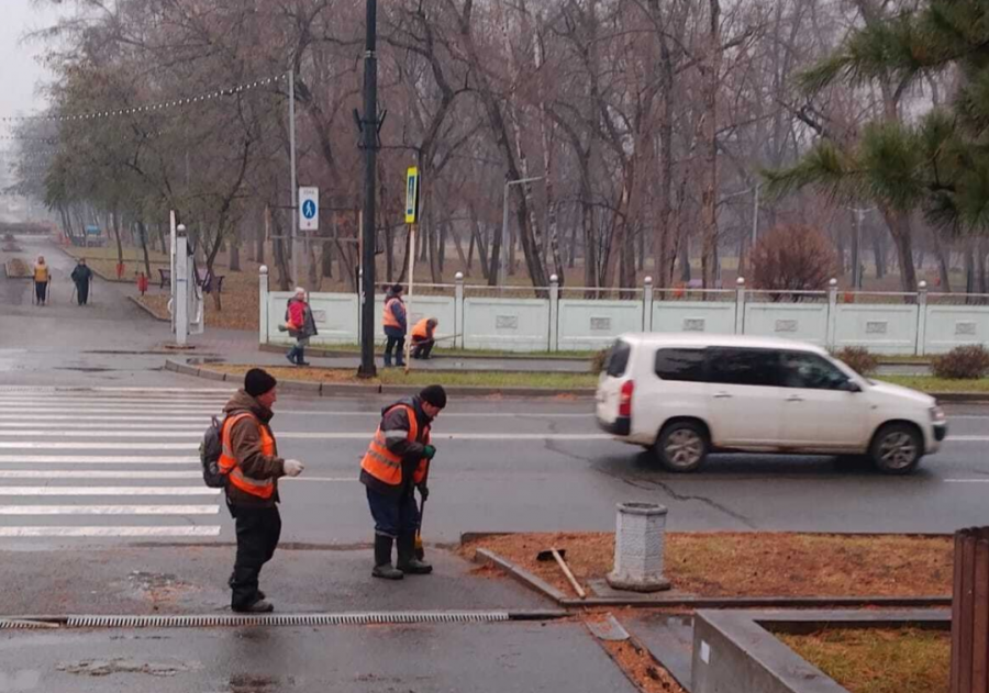 Покраска леерного ограждения, установка дорожного знака...
