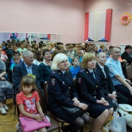 Полицейские Арсеньева поздравили воспитанников детского дома с днем рождения 1