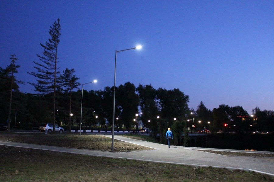 В вечернее время на территории сквера в честь 25-летия г. Арсеньева горят фонари