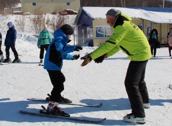 Арсеньевские школьники осваивают горные лыжи 0
