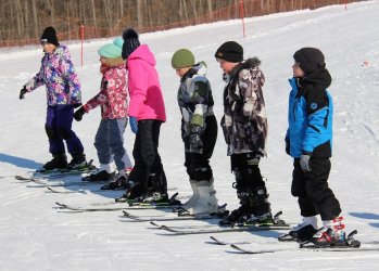 Арсеньевские школьники осваивают горные лыжи 3
