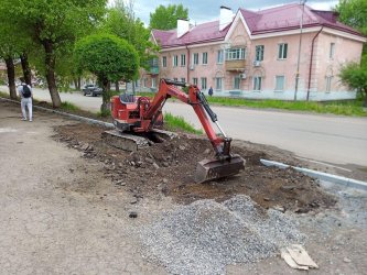 В Арсеньеве на улице Октябрьская продолжается ремонт тротуара