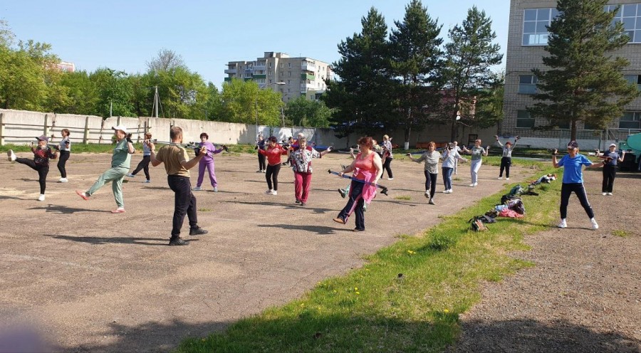 Жители города Арсеньев собрались на очередное занятие по скандинавской ходьбе