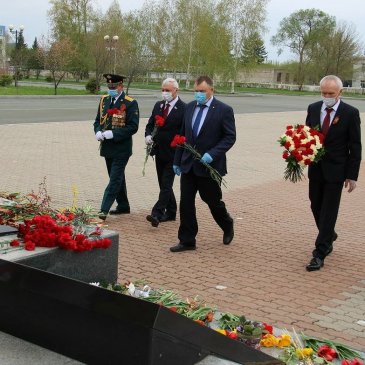 В День Победы возложили венок и цветы к обелиску Славы