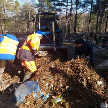 В Арсеньеве продолжается уборка территории городского кладбища 0