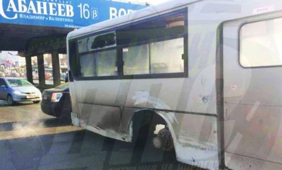 Во Владивостоке автобус с пассажирами стал разваливаться на ходу