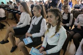 Арсеньевским школьникам вручены сертификаты на получение путевок в детские центры отдыха 1