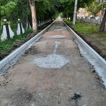 В Арсеньеве продолжается ремонт тротуара по улице Жуковского 1