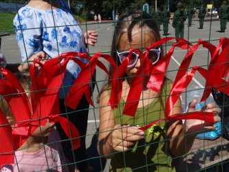 В сквере в честь 25-летия города Арсеньева прошла акция «Триколор»