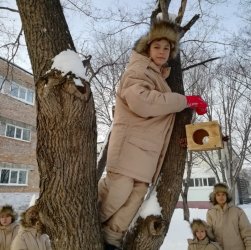 Арсеньевские юнармейцы заботятся о птицах зимой 1