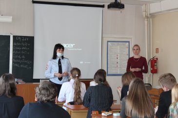 Полицейские проводят антинаркотические уроки в школах Арсеньева Приморского края