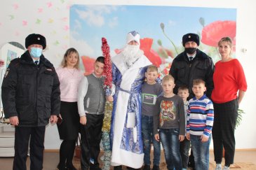 Полицейский Дед Мороз навестил воспитанников детского дома в Арсеньеве