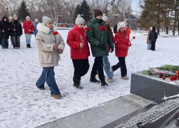 Возложили цветы к Обелиску памяти жителям г. Арсеньева