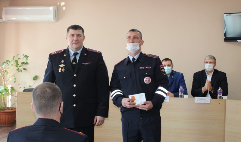 В Арсеньеве вручили отличившимся полицейским медаль «За смелость во имя спасения»