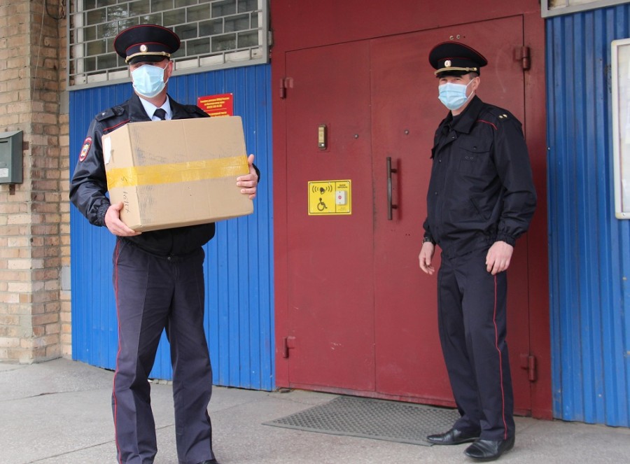 Арсеньевским полицейским переданы медицинские маски