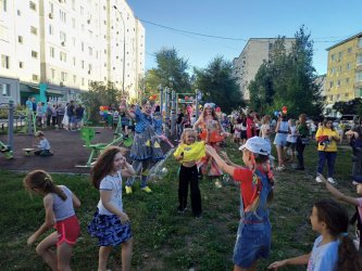 Во дворе дома Островского 16 города Арсеньев состоялась программа в честь 40 летя дома 2