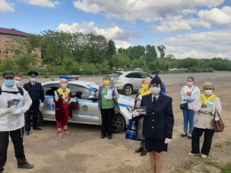 В Арсеньеве сотрудники ГИБДД провели профилактические беседы и раздали гражданам медицинские маски