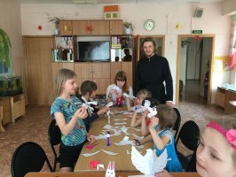 Молодогвардейцы вместе с представителями Арсеньевской епархии побывали в центре «Ласточка» 0